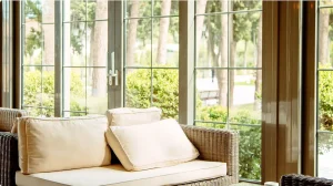 شیشه دوجداره یا سکوریت؟ راهنمای انتخاب بهترین شیشه برای پنجره‌های شما