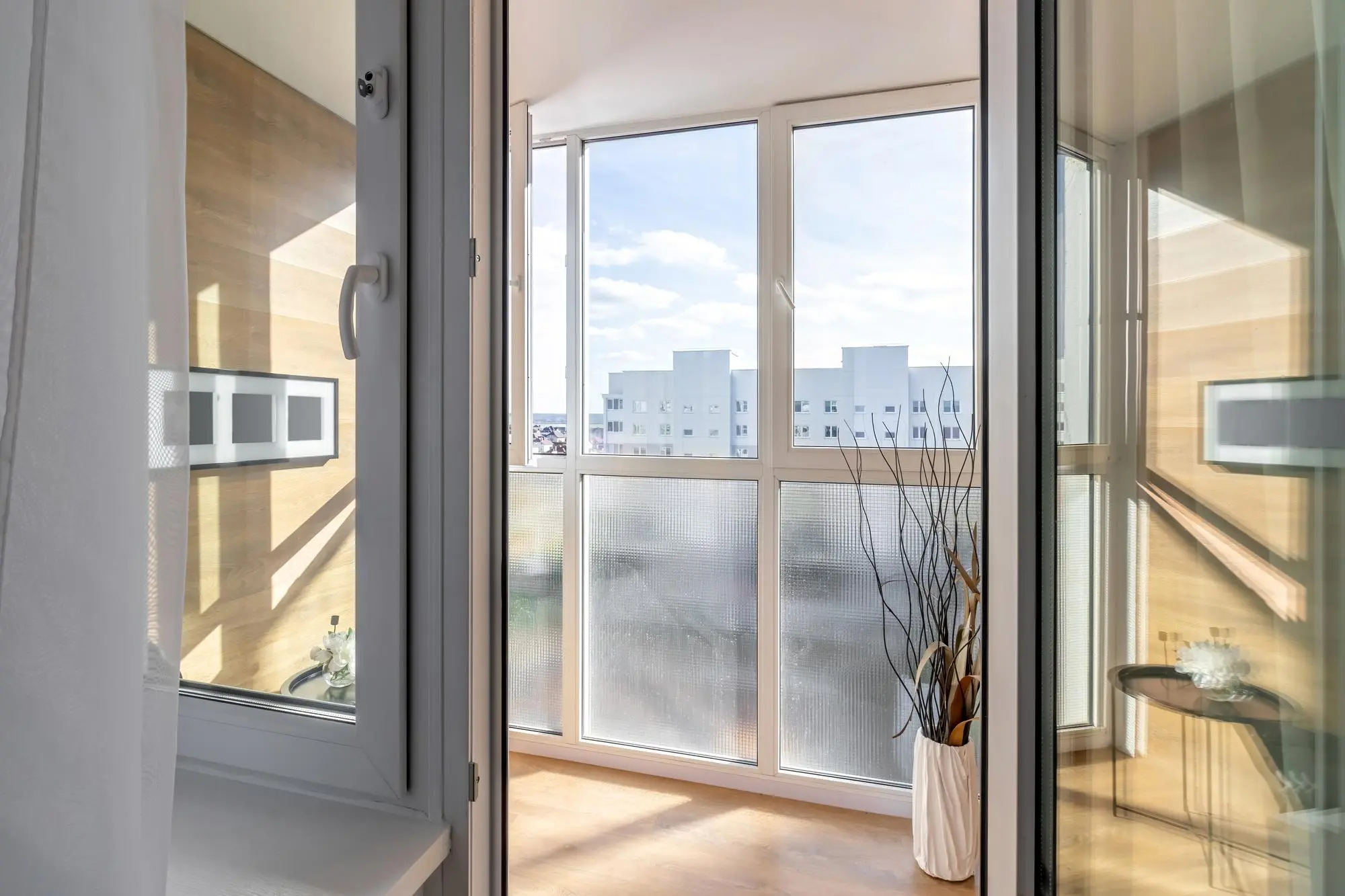 درب‌های ورودی و بالکن