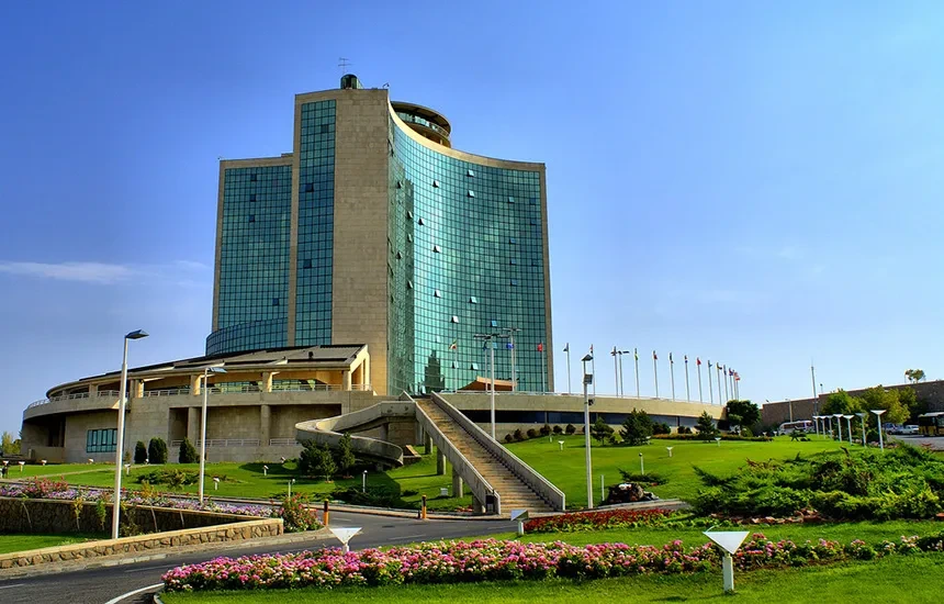 شیشه سکوریت تبریز؛ امنیت، کیفیت و قیمت رقابتی برای پروژه‌ها